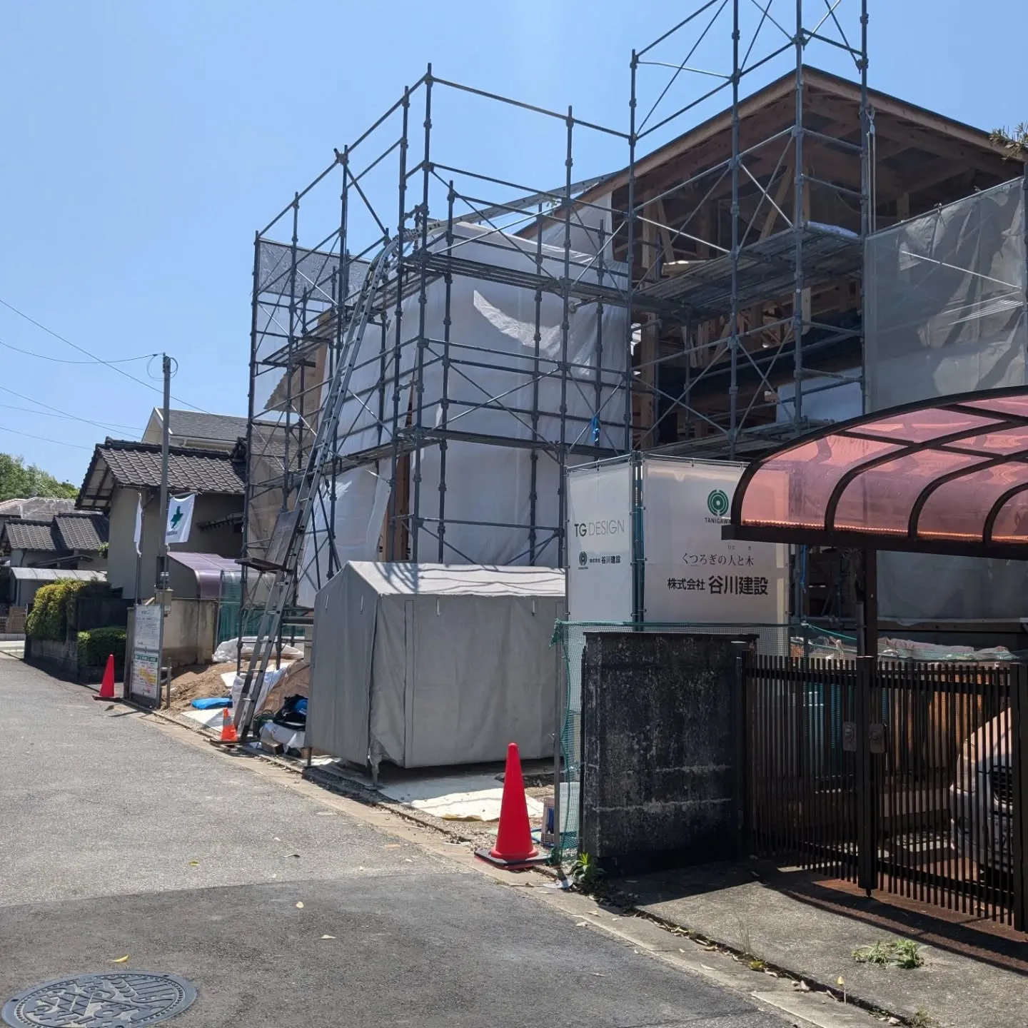 今週は、門司（もんじ）洋瓦で谷川福岡の香椎でコロニアル工事に...