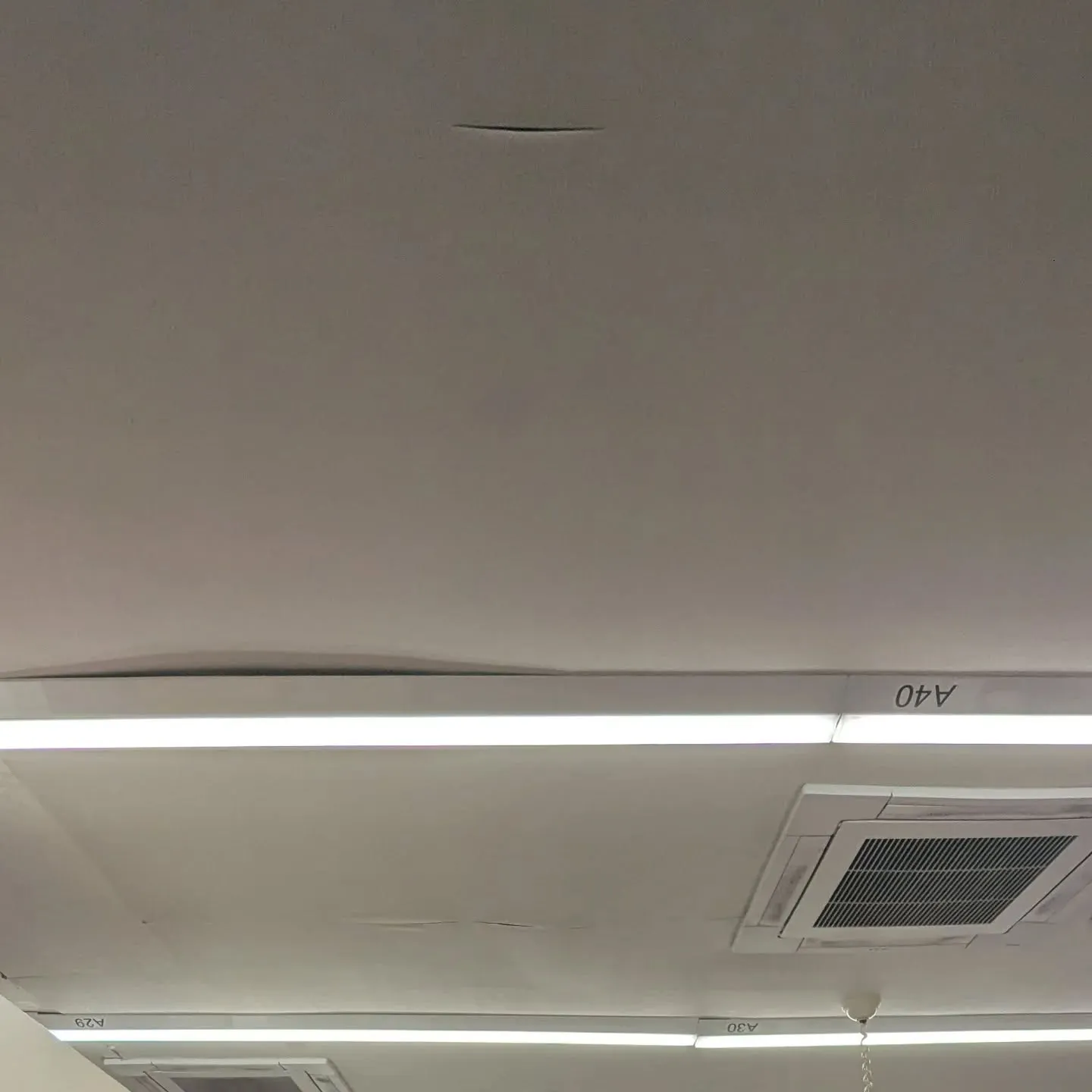今回ある店舗の天井の崩落の相談を受け業者の紹介を行ないました...