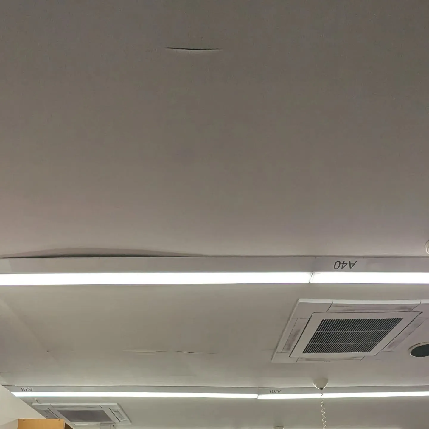 今回ある店舗の天井の崩落の相談を受け業者の紹介を行ないました...