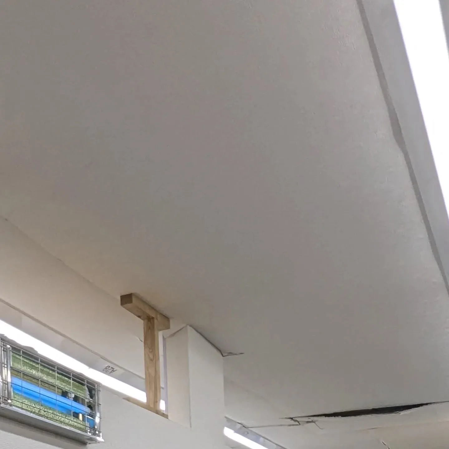 今回ある店舗の天井の崩落の相談を受け業者の紹介を行ないました...