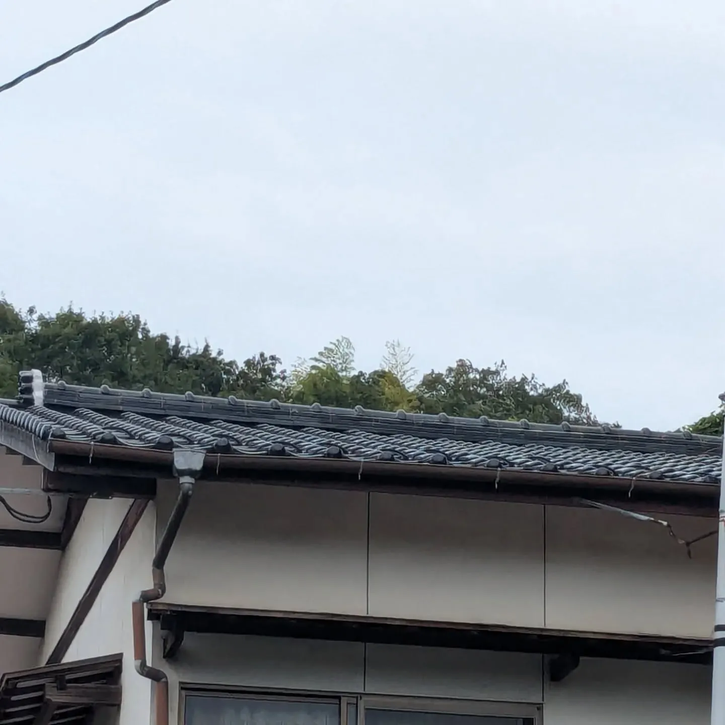 今回はネット検索でご縁を頂いた飯塚市のお客様宅の棟瓦の取り直...