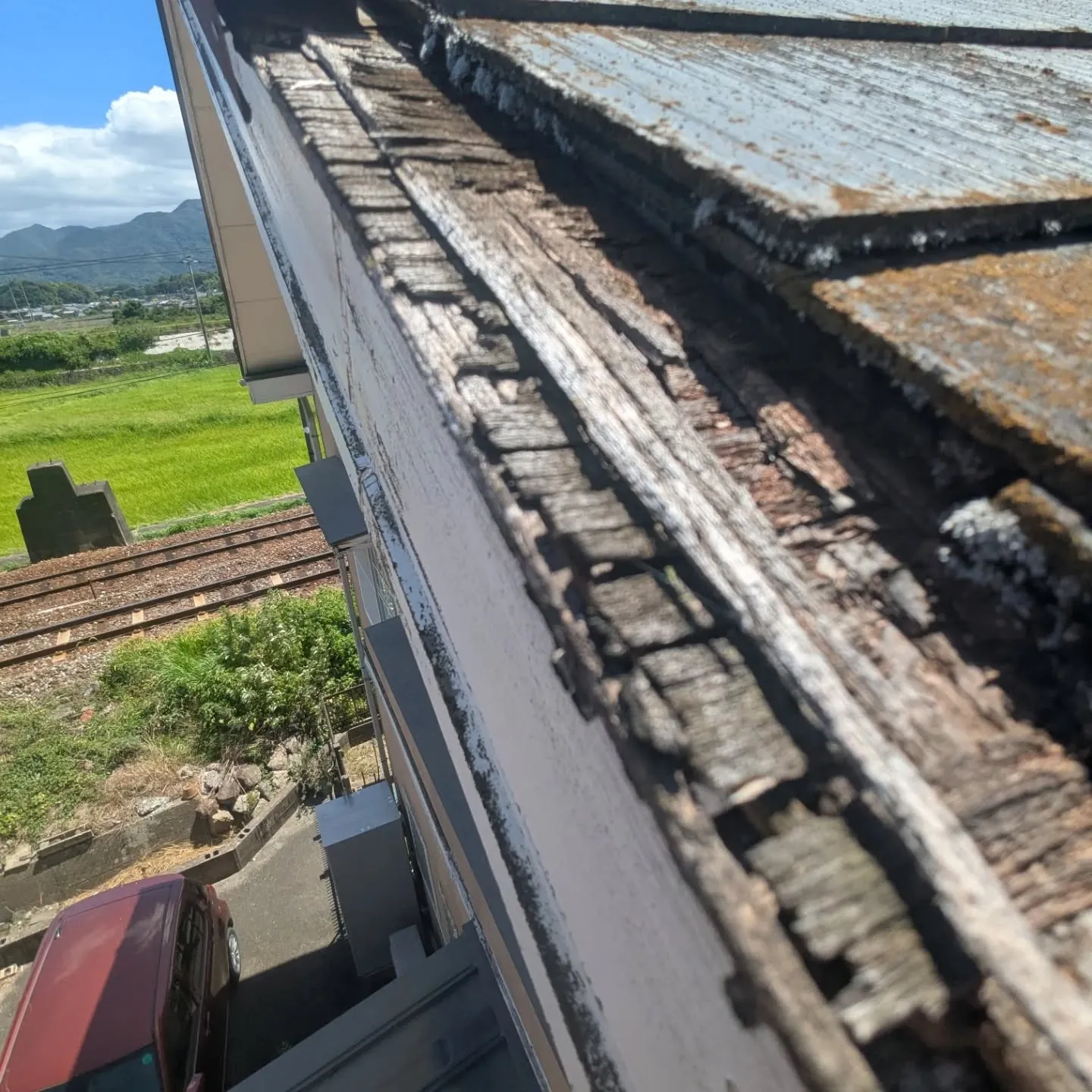 今回はご近所さんからの依頼で棟板金の取り替えにケラバ板金の補...