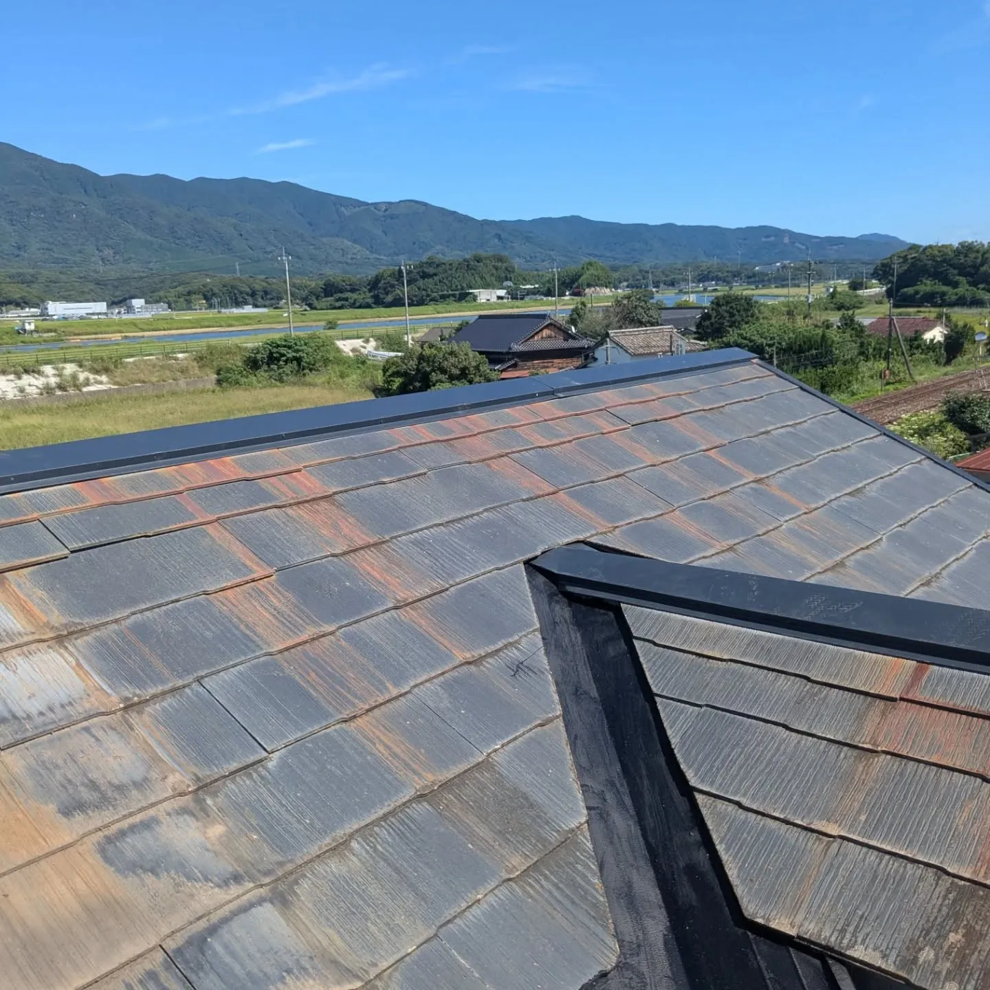 今回はご近所さんからの依頼で棟板金の取り替えにケラバ板金の補...