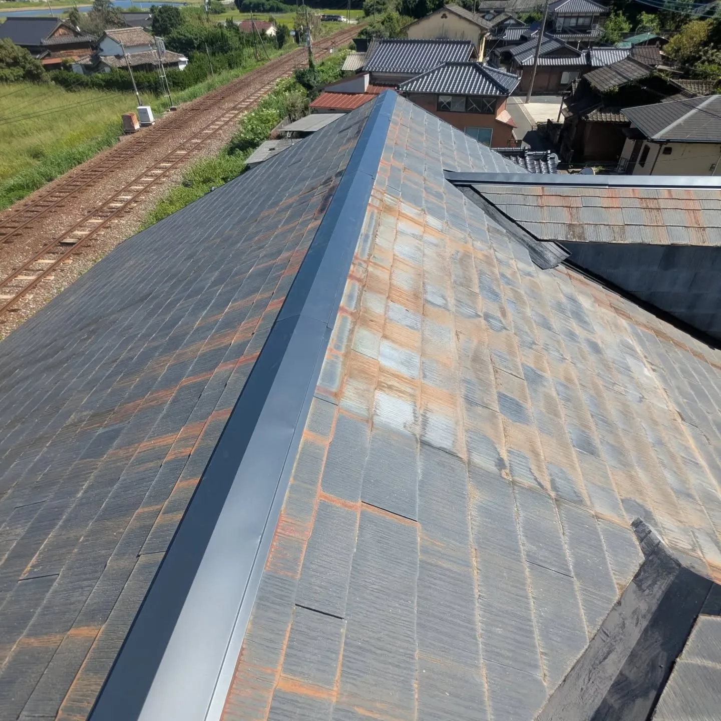 今回はご近所さんからの依頼で棟板金の取り替えにケラバ板金の補...
