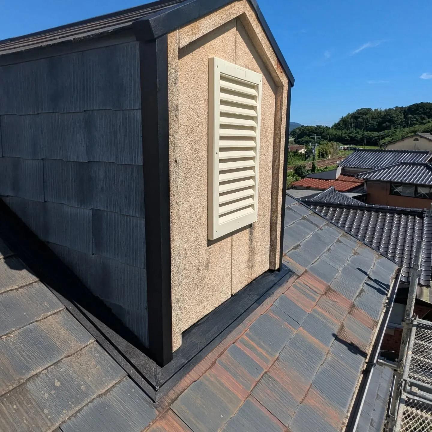 今回はご近所さんからの依頼で棟板金の取り替えにケラバ板金の補...