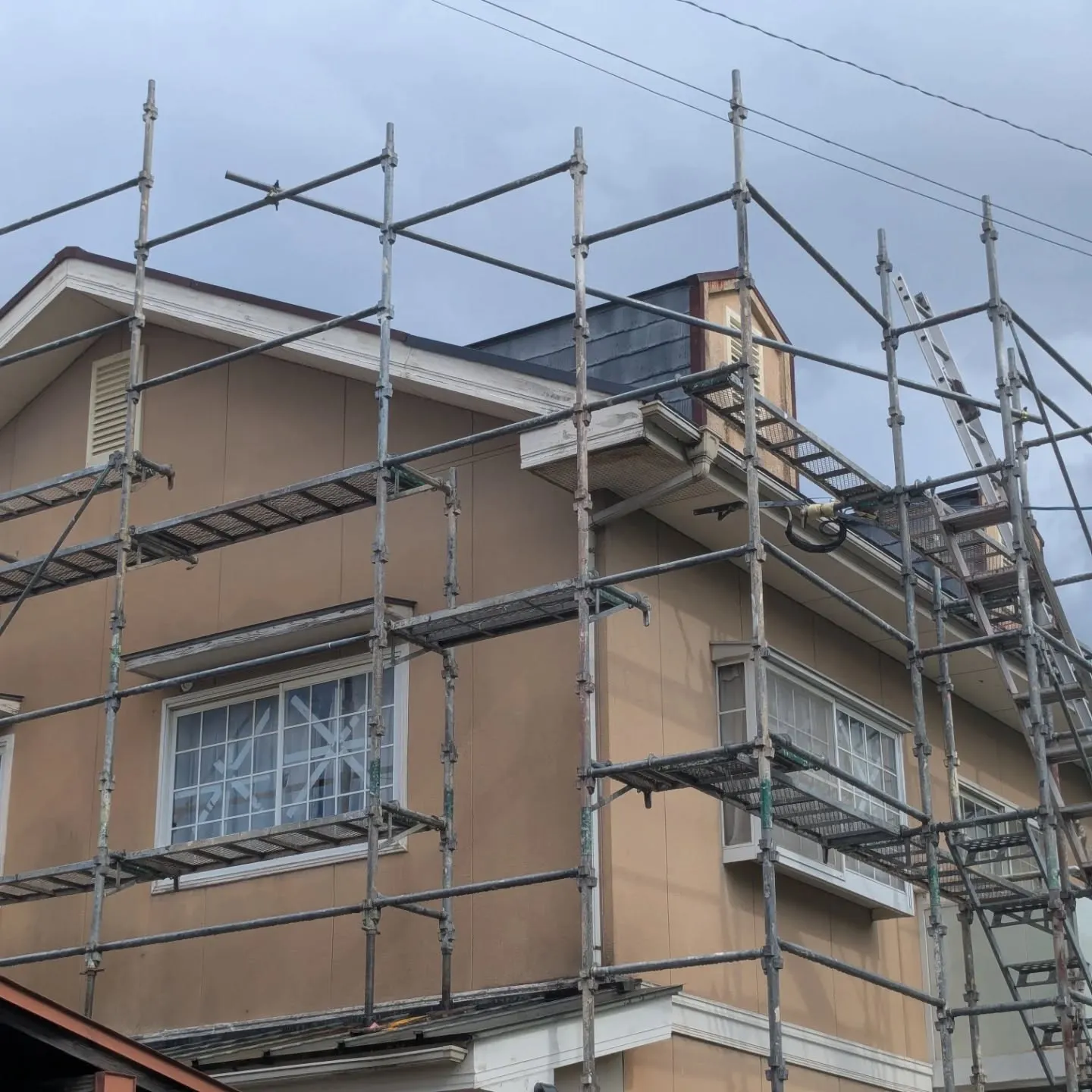 今回はご近所さんからの依頼で棟板金の取り替えにケラバ板金の補...