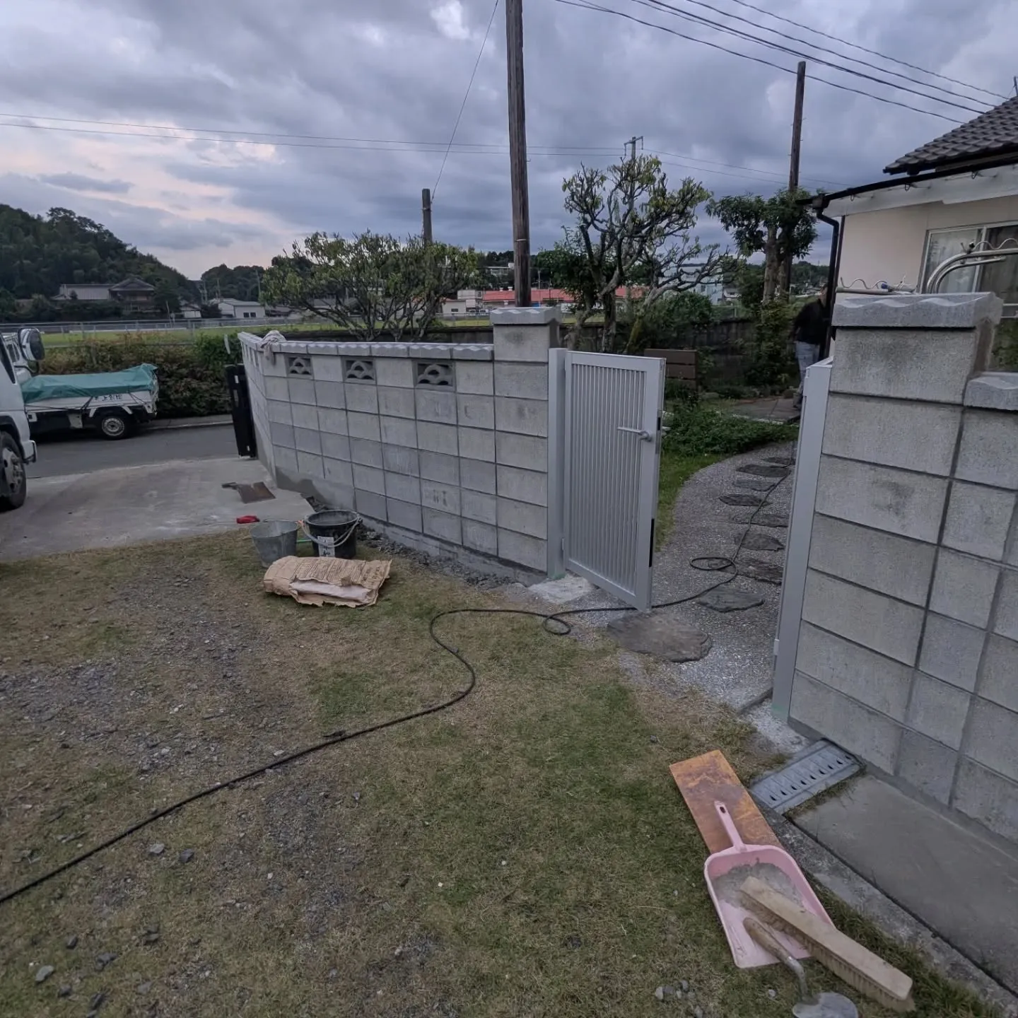 少し前にお庭のリホームのご相談を受けていたお客様の工事がほぼ...